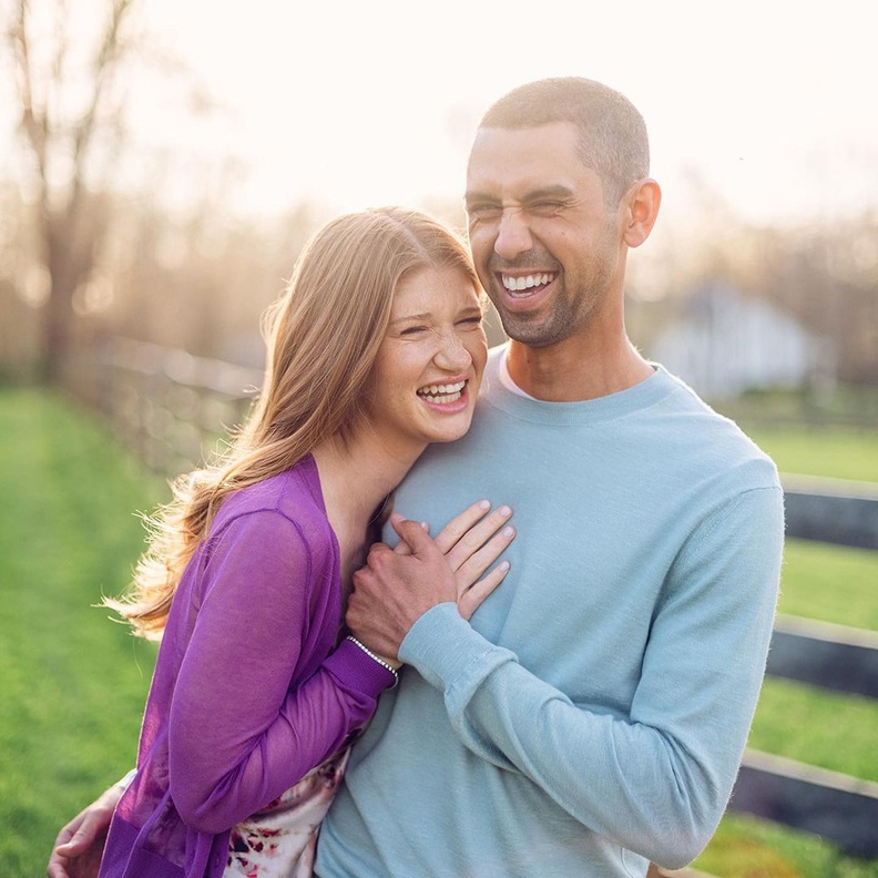 نايل نصار يحتفل برومانسية مع زوجته جينيفر غيتس