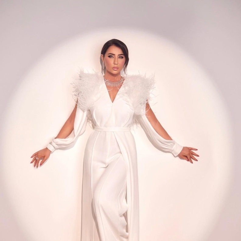 للمرأة الخمسينية .. تنسيقات أزياء أنيقة لمختلف المناسبات على خطى رابعة الزيات