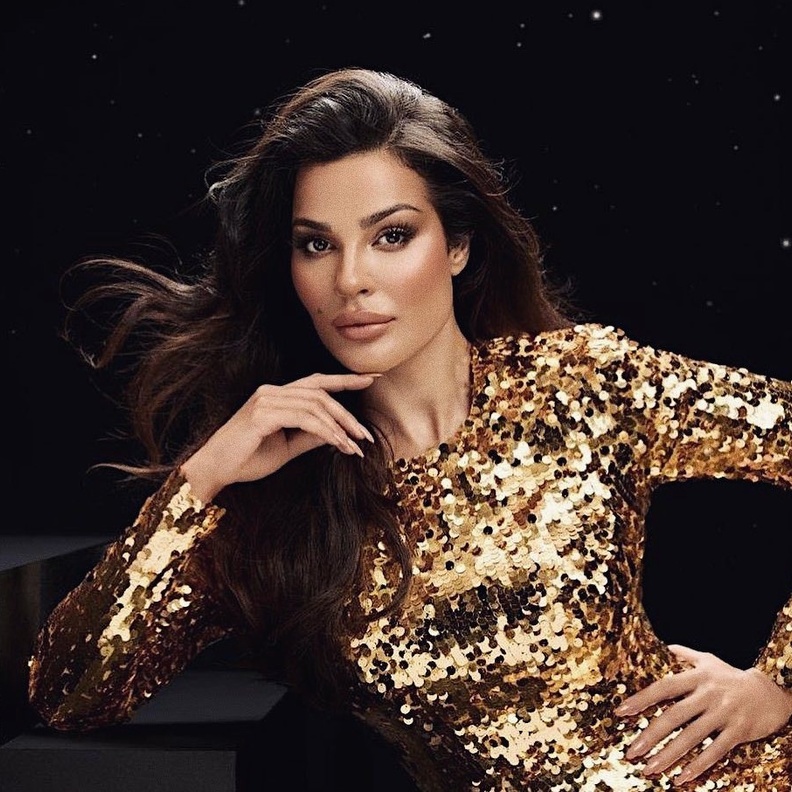 تسريحات ناعمة للشعر الطويل بأساليب مميزة على خطى نادين نجيم وطريقة تطبيقها