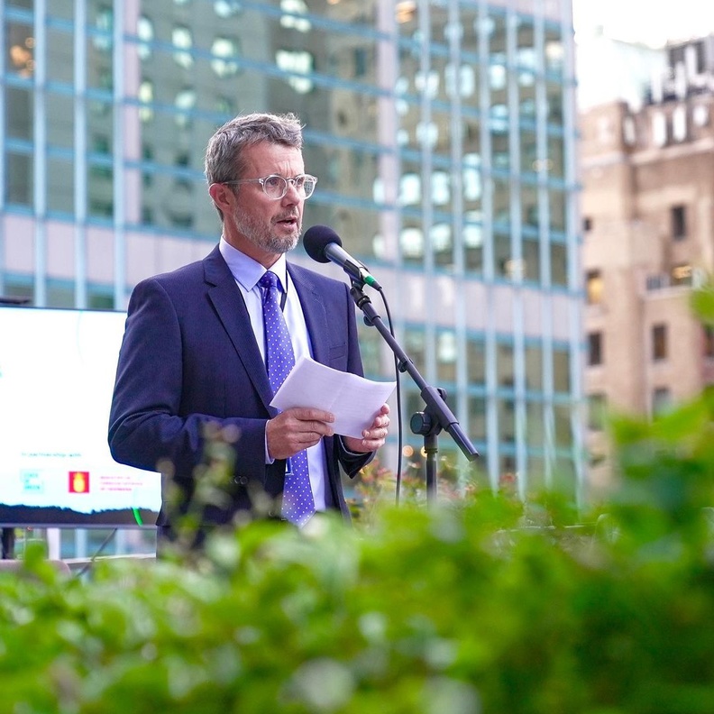 ولي عهد الدنمارك يخرج عن صمته بعد قرار والدته بتجريد أحفادها من ألقابهم