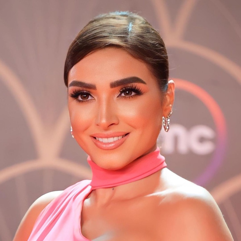 حيل مكياج تجعلك جذابة في عمر الخمسينات من وحي إطلالات روجينا