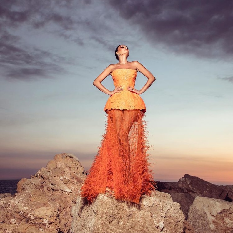 سيرين عبدالنور في فستان جريء ولافت باللّون البرتقالي من توقيع رامي قاضي