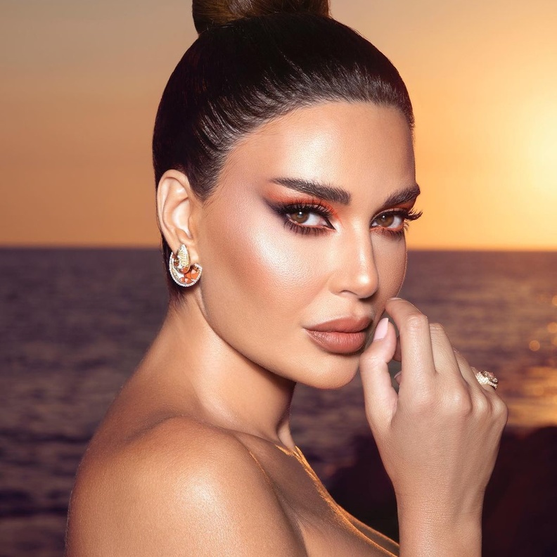 كيف تتغير ملامح سيرين عبد النور بين المكياج الناعم والقوي وأبرز الخطوات في الإطلالتين