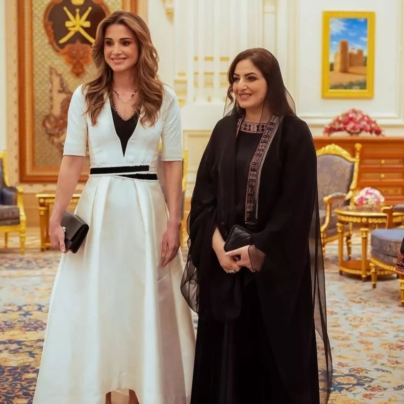 الملكة رانيا بفستان أبيض ميدي أنيق في زياراتها لمسقط
