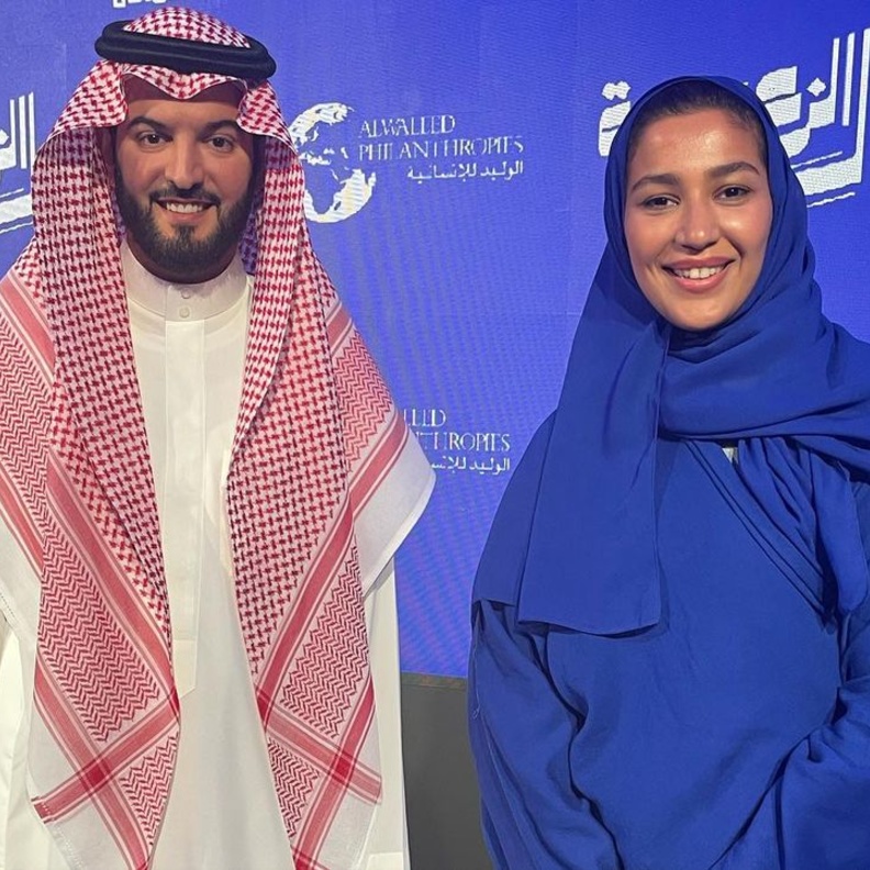 نوف اليوسف مدربة اللياقة البدنية للفريق النسائي بنادي الهلال السعودي برفقة رئيس النادي فهد بن سعد بن نافل 