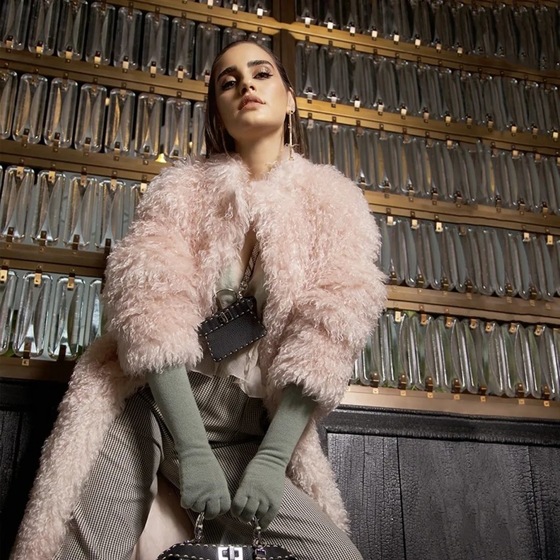 أحدث اطلالة لـ ايميه صياح بالمعطف الشتوي مع السروال الرمادي