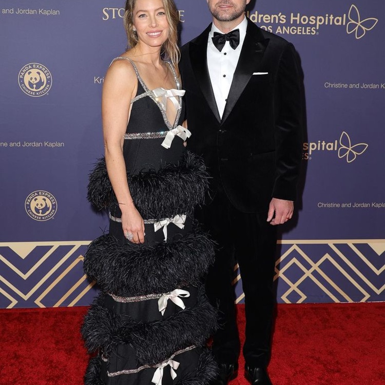 إطلالة سابقة لافتة لJessica Biel بفستان ميتاليكي ذهبي أنيق