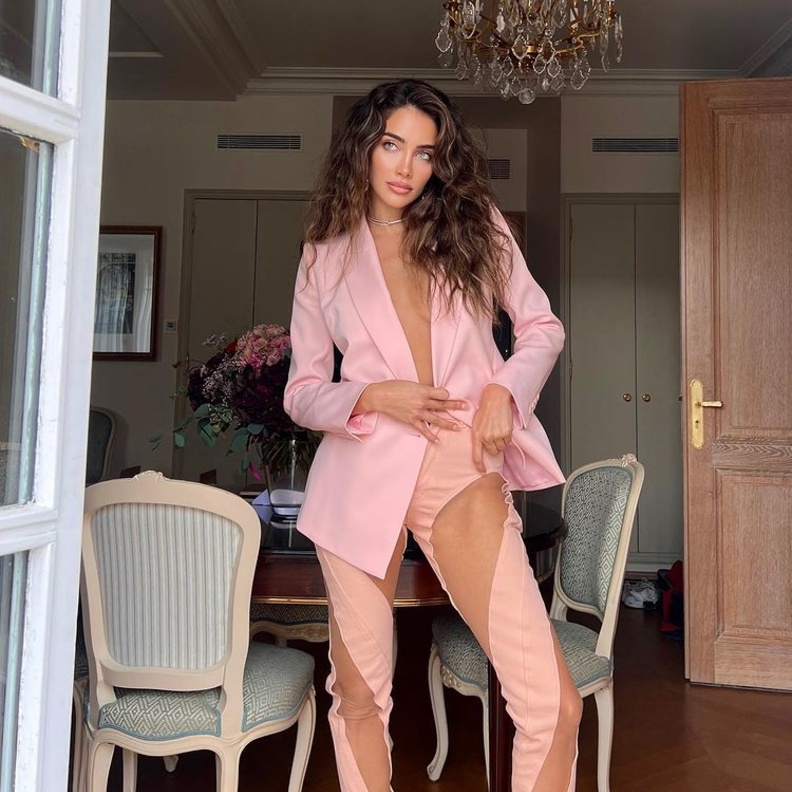 جيسيكا قهواتي بإطلالة جريئة لافتة ببدلة باللّون الوردي المميّز