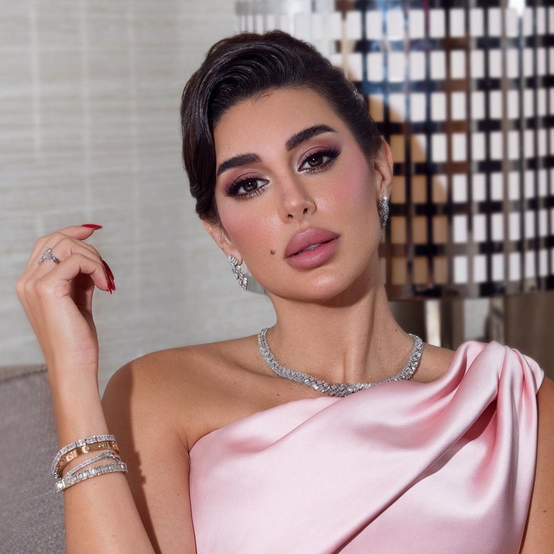 ياسمين صبري تتألق بصيحة المكياج الوردي في شهر اكتوبر