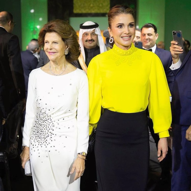 الملكة رانيا في إطلالة لافتة بقميص باللّون الأصفر من Andrew Gn