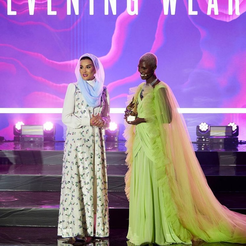 الشيخة موزة بإطلالة لافتة بجيليه طويل بهيئة عبايا بالأبيض والأزرق من Armani Prive haute couture 