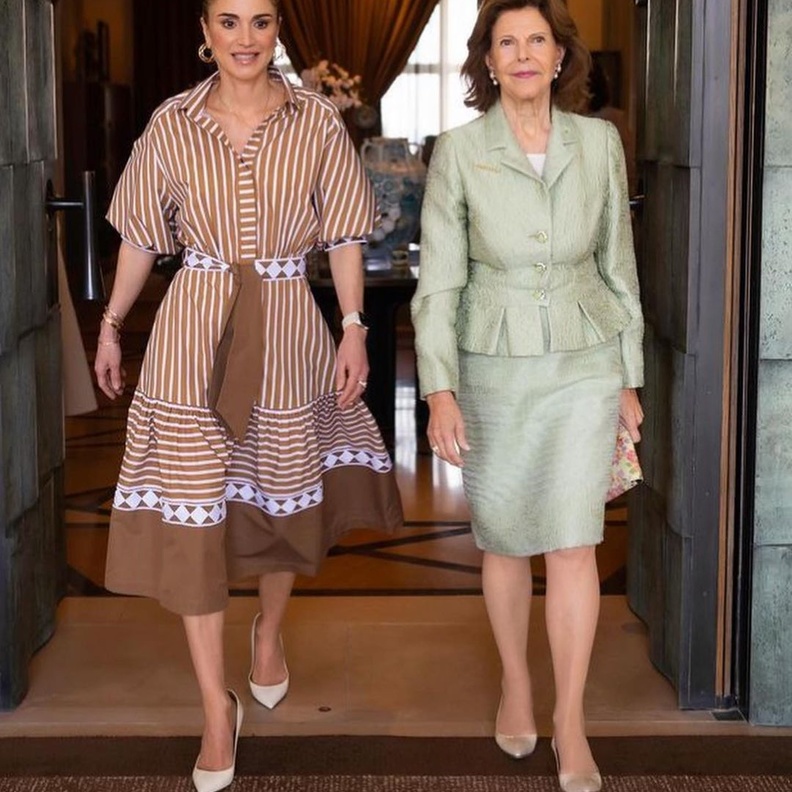 الملكة رانيا تلتقي بملكة السويد بإطلالة كلاسيكية أنيقة