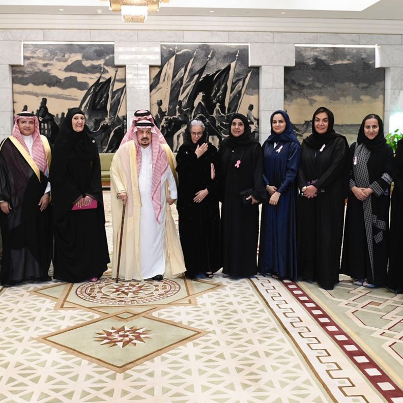 أمير منطقة الرياض يدشن الحملة الوطنية التوعوية لسرطان الثدي لجمعية زهرة
