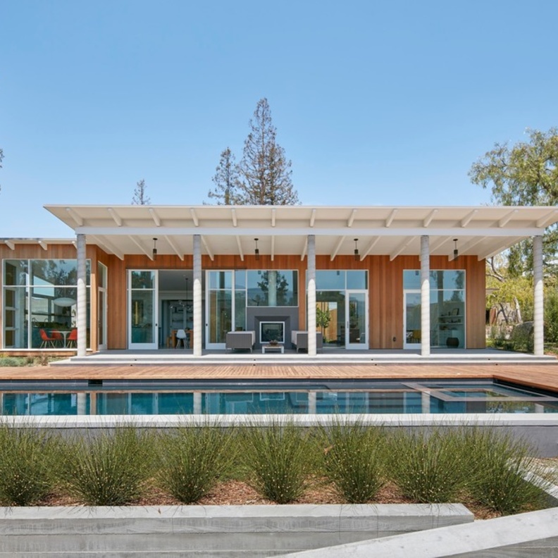 تصميم مريح وهادئ بأسلوب حديث.. بيت مزرعة حديث في كاليفورنيا 