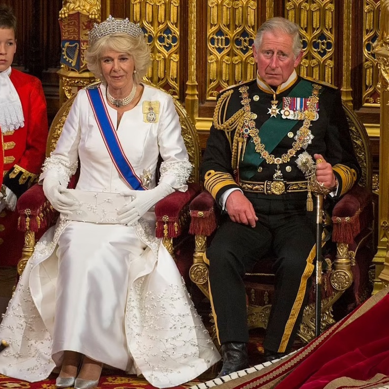 الملكة كاميلا قد لا تتمكن من ارتداء التاج المخصص لزوجة الملك لهذا السبب