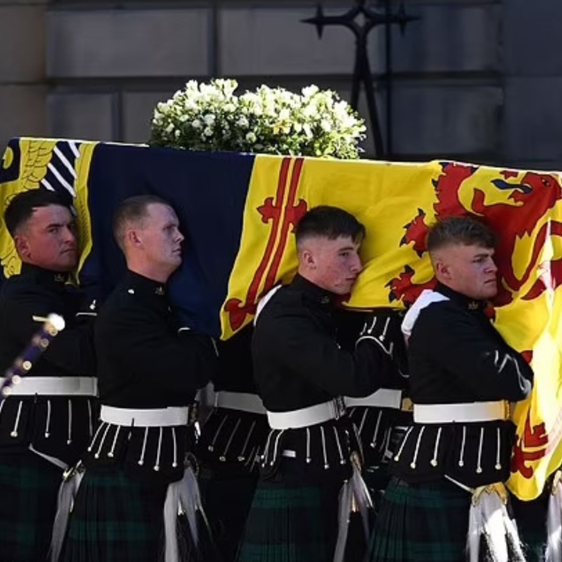 الملك تشارلز يعود إلى بالمورال لتوجيه الشكر لحراس الملكة الراحلة