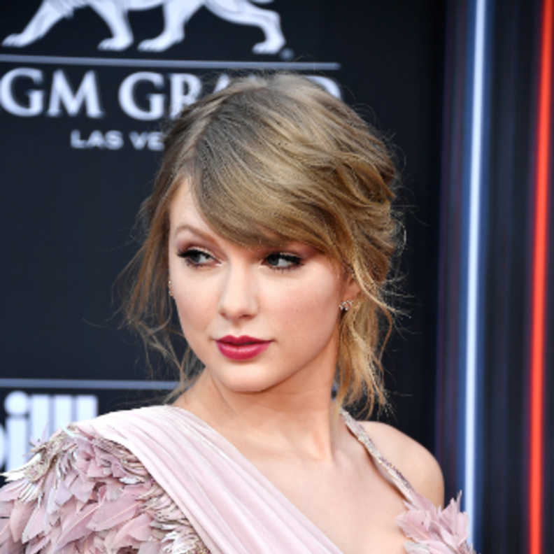 تايلور سويفت المطربة الأمريكية