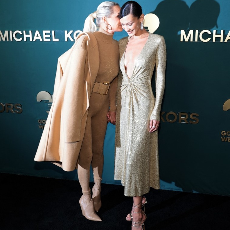 منافسة على الأناقة بين بيلا حديد ووالدتها يولاندا في أحدث إطلالة لهما معاً 