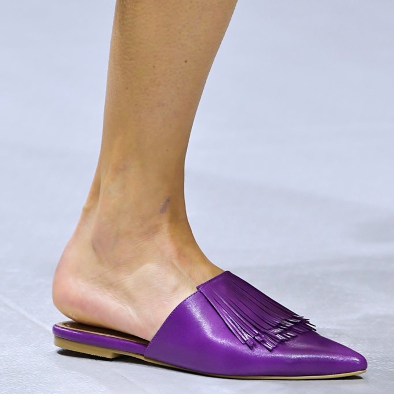 7 خشبات عرض شهدت خطى بالكعب المسطح لموسم خريف وشتاء 2022