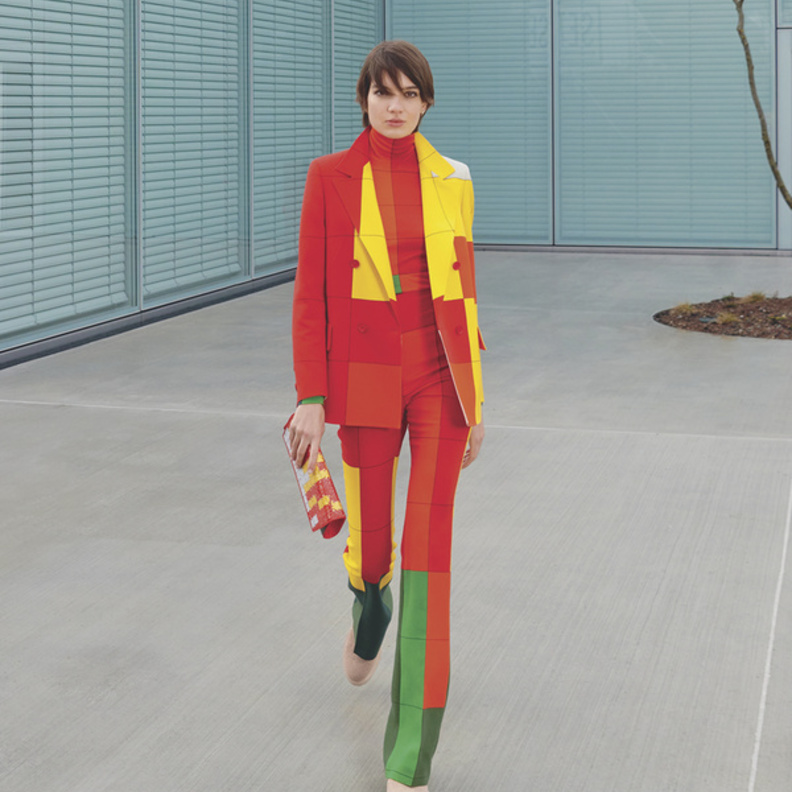 تنسيق البرتقالي الأصفر مع الأخضر بأسلوب الألوان المتضاربة من Akris