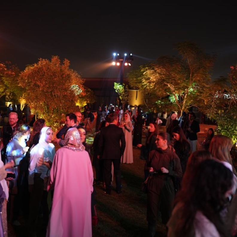 TORY BURCH  تحتفل بلوغو  T MONOGRAM في الرياض