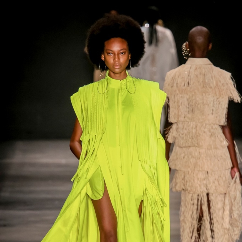 7 عروض سطعت فيها الألوان الفلورية لموسم خريف وشتاء 2022