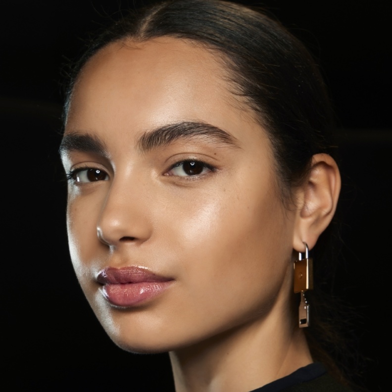 Balmain  المكياج المناسب للبشرة الزيتونية من الشفاه الى العيون عارضة دار