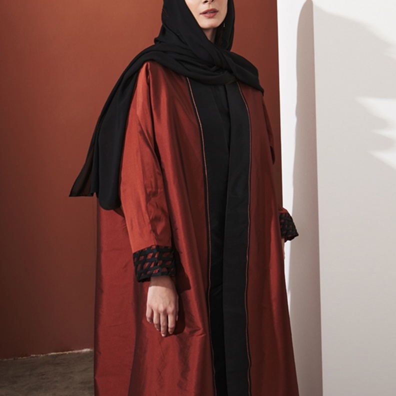 زخرفات راقية بالأسود زيّنت أكمام العباية الأنيقة باللون الأحمر من Blanc 8.3