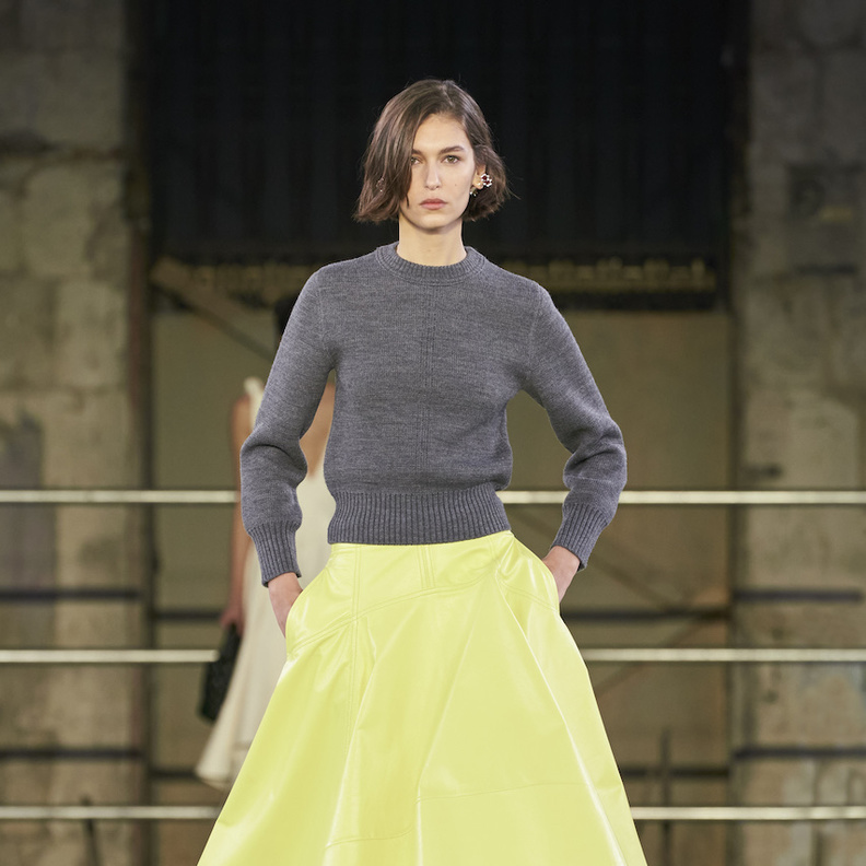 أكثر من 20 طريقة لتنسيق السويتر في اطلالات خريف 2023