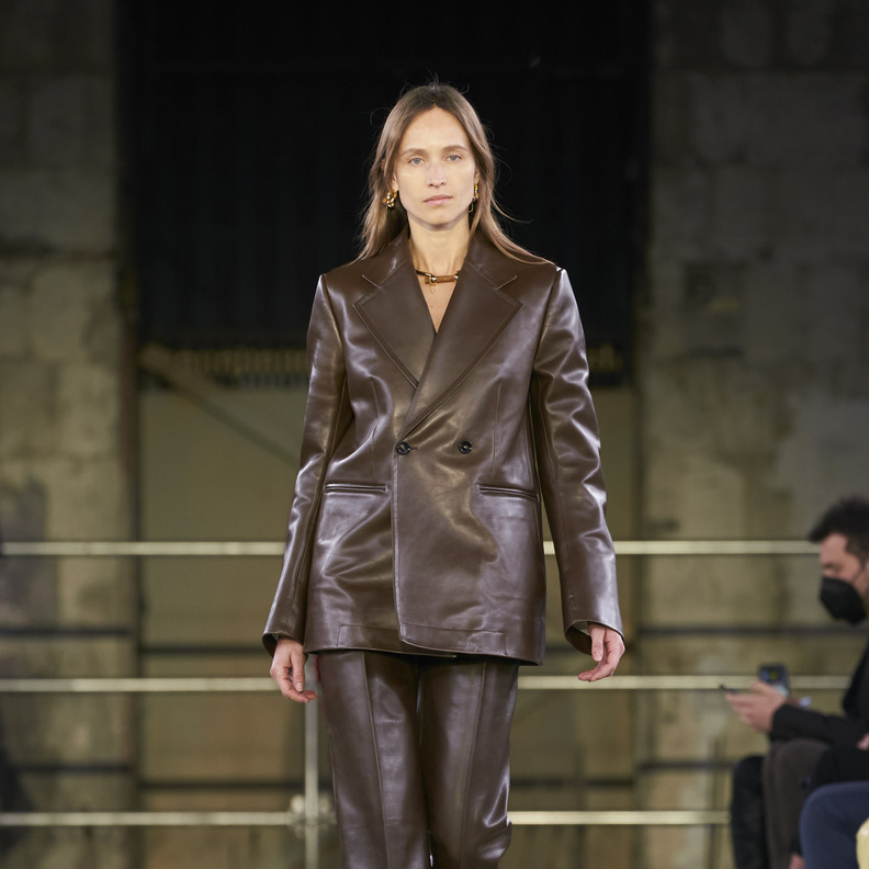 أفكار تنسيق البدلة الجلدية لإطلالات عصرية يومية تبعد عن الملل