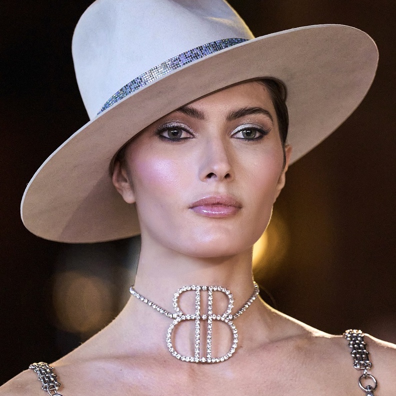 إطلالات جمالية من صيحات خريف 2022 ..إعتمديها بهذه الطرق