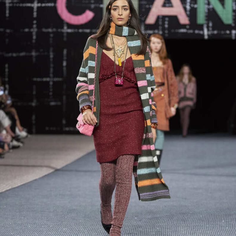 فستان صوف لافت ميدي باللّون البرغندي من CHANEL