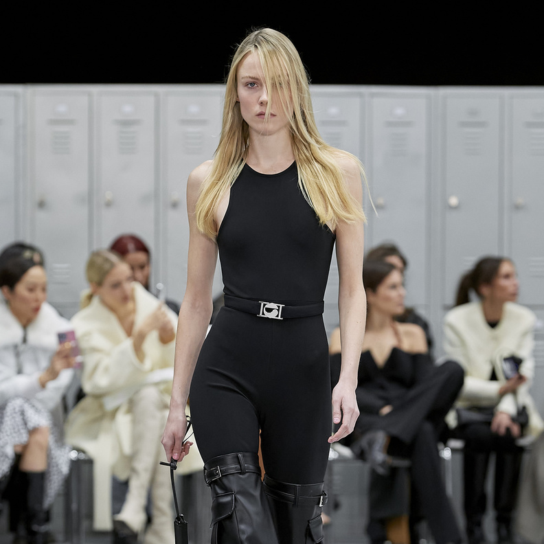 موضة الجمبسوت الأسود تضفي لمسات راقية على الإطلالات في خريف 2022