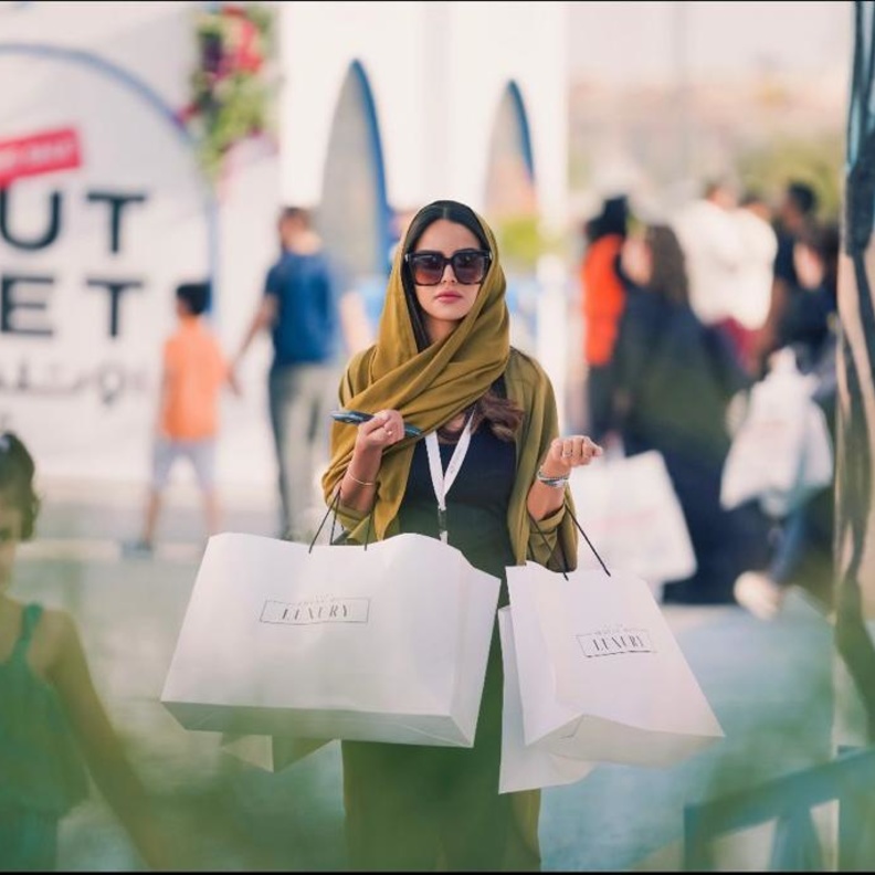 المهرجان بمشاركة نخبة من المصممين العالميين