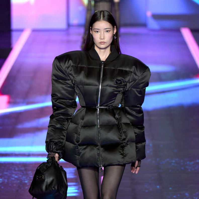 جاكيت أسود منفوخ بتنسيق عصري لافت من Dolce&Gabbana