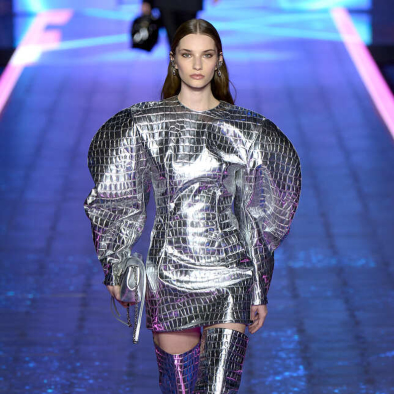 فستان ميتاليكي لافت لإطلالة عصرية جريئة من Dolce&GAbbana