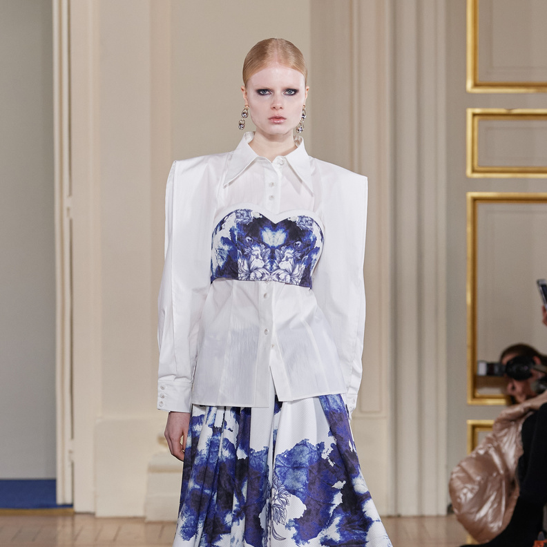 موضة تنانير الكلوش تخفي منطقة الأرداف