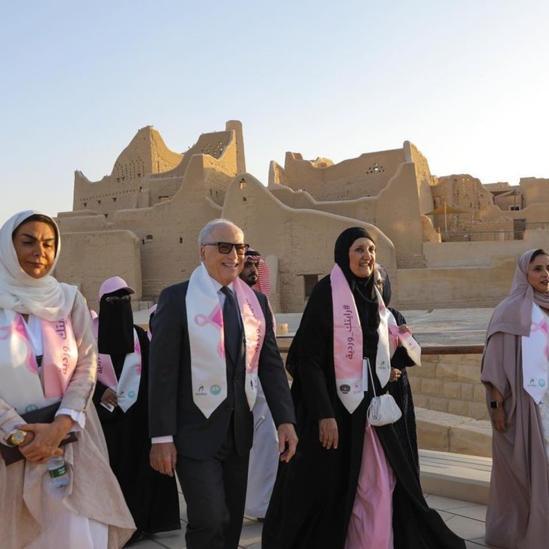 جمعية زهرة تبدأ شهر أكتوبر بمسيرة "رايتك وردية" والأميرة هيفاء الفيصل تصرح لـ "هي"