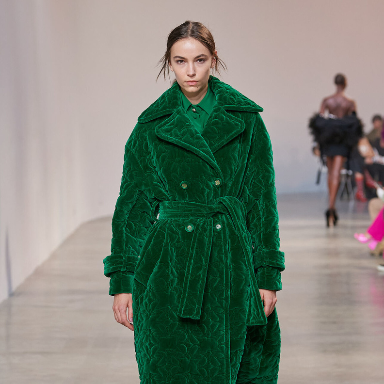 موضة المعاطف الخضراء تتخطى المألوف