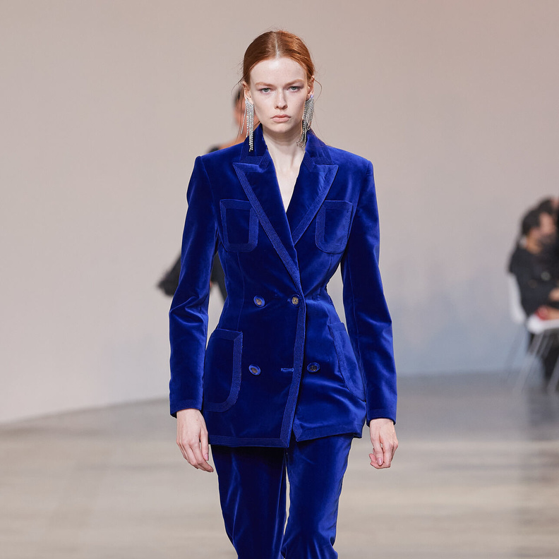 موضة البلايزر المخملية صيحة أساسية في خزانتك