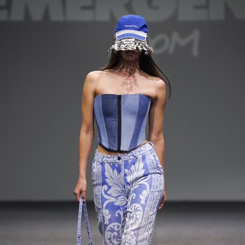 سترة واسعة من الدنيم، وسروال من الدنيم من Marques'Almeida