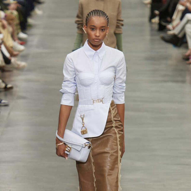 قميص أبيض لافت بتنسيق عصري مميّز من Fendi