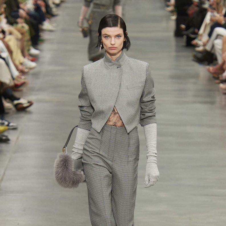 طرق تنسيق البدلات مع الجاكيت القصير لقصيرات القامة 