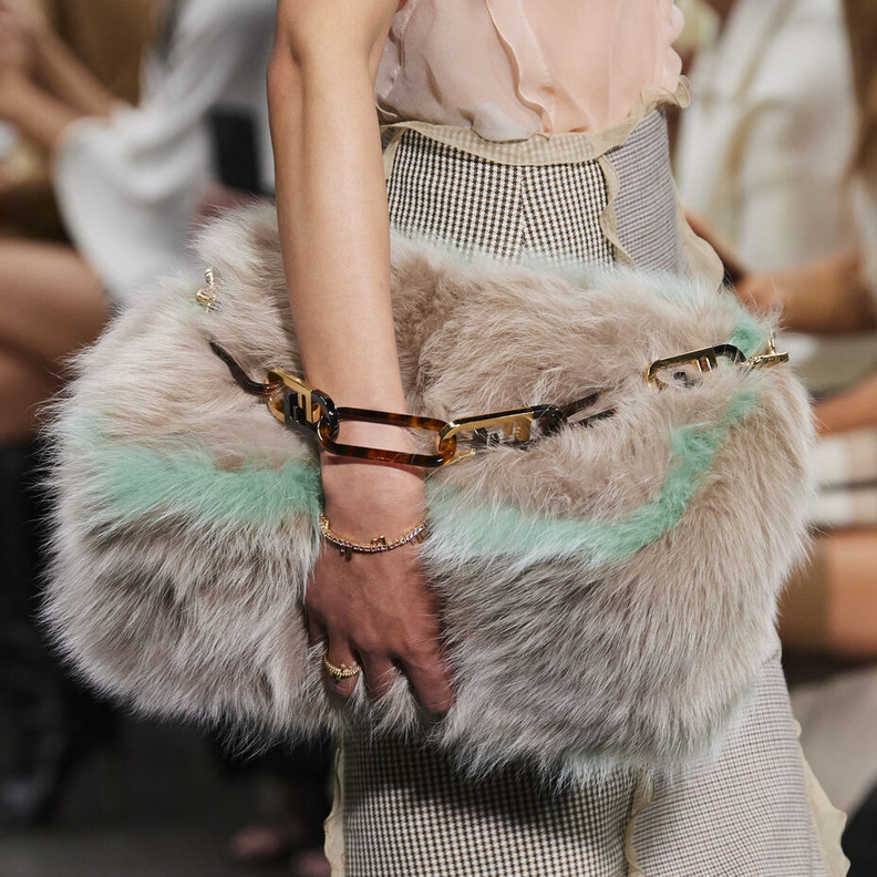 موديلات حقائب بأقمشة شتوية بأسلوب Fendi المميّز