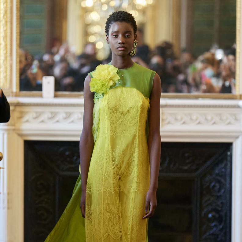 أفكار مميزة لتنسيق اللون الأخضر مع الأصفر في إطلالاتك الشتوية