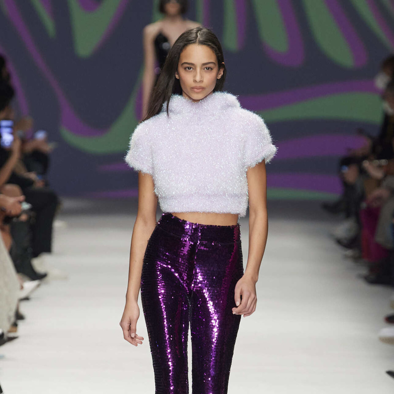 أفكار تنسيق صيحة البناطيل البراقة لسهرات خريف 2022