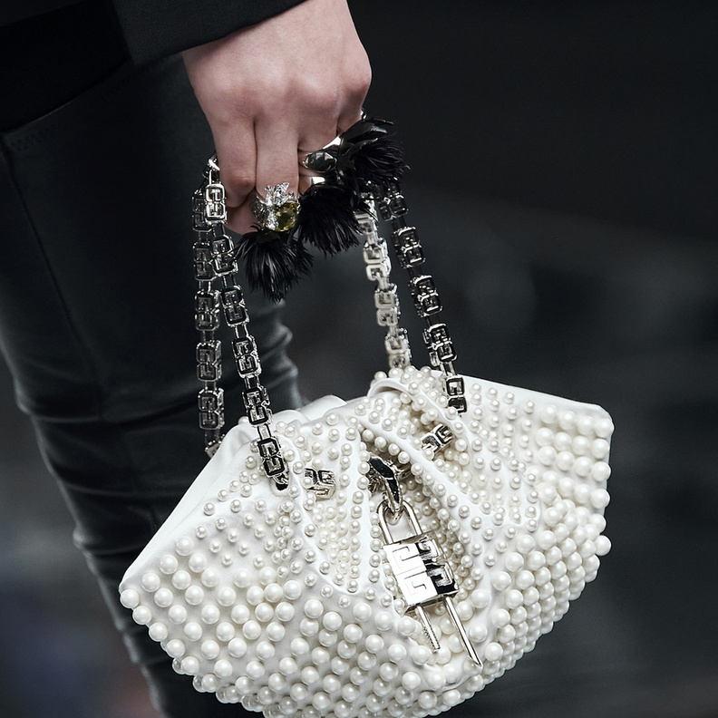 حقائب اللؤلؤ الأكثر رواجاً في شتاء 2023