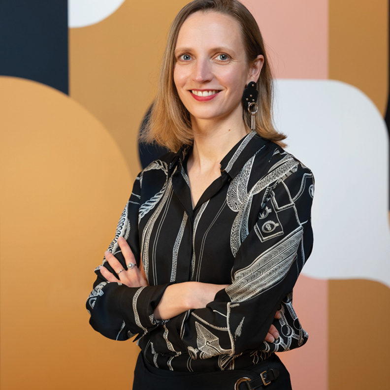 محاور المشاهير عدنان الكاتب يحاور Marie-Amélie Tharaud مديرة معهد   Conservatoire des Créations Hermès 