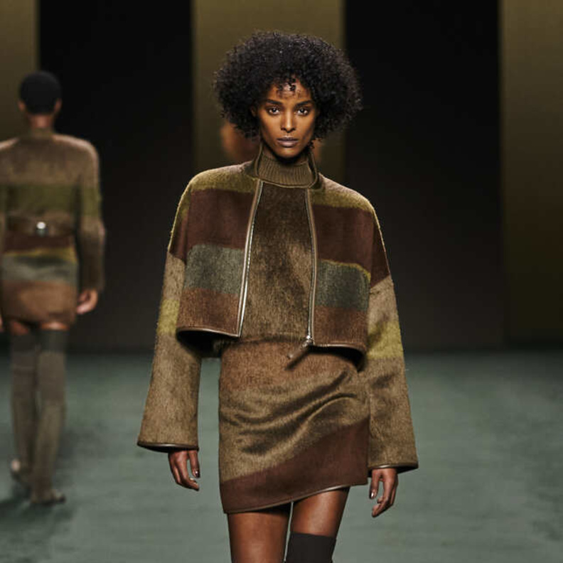 إطلالة مميّزة من Hermes تجمع تدرجات الألوان الترابية المميّزة 