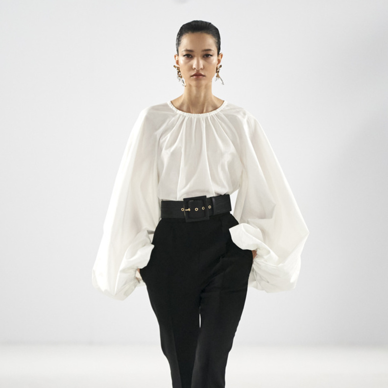 السروال ذات الخصر العالي أساسي في خزانة الخريف